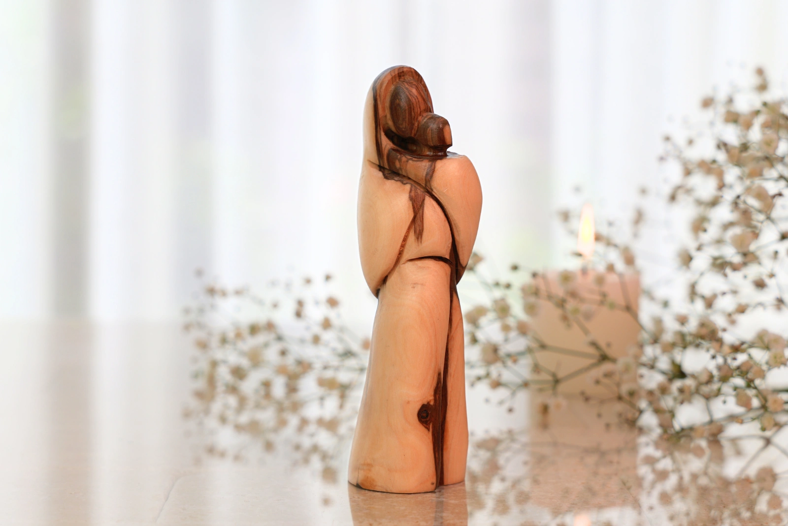 Figura Maryi z Dzieciątkiem z drzewa oliwnego