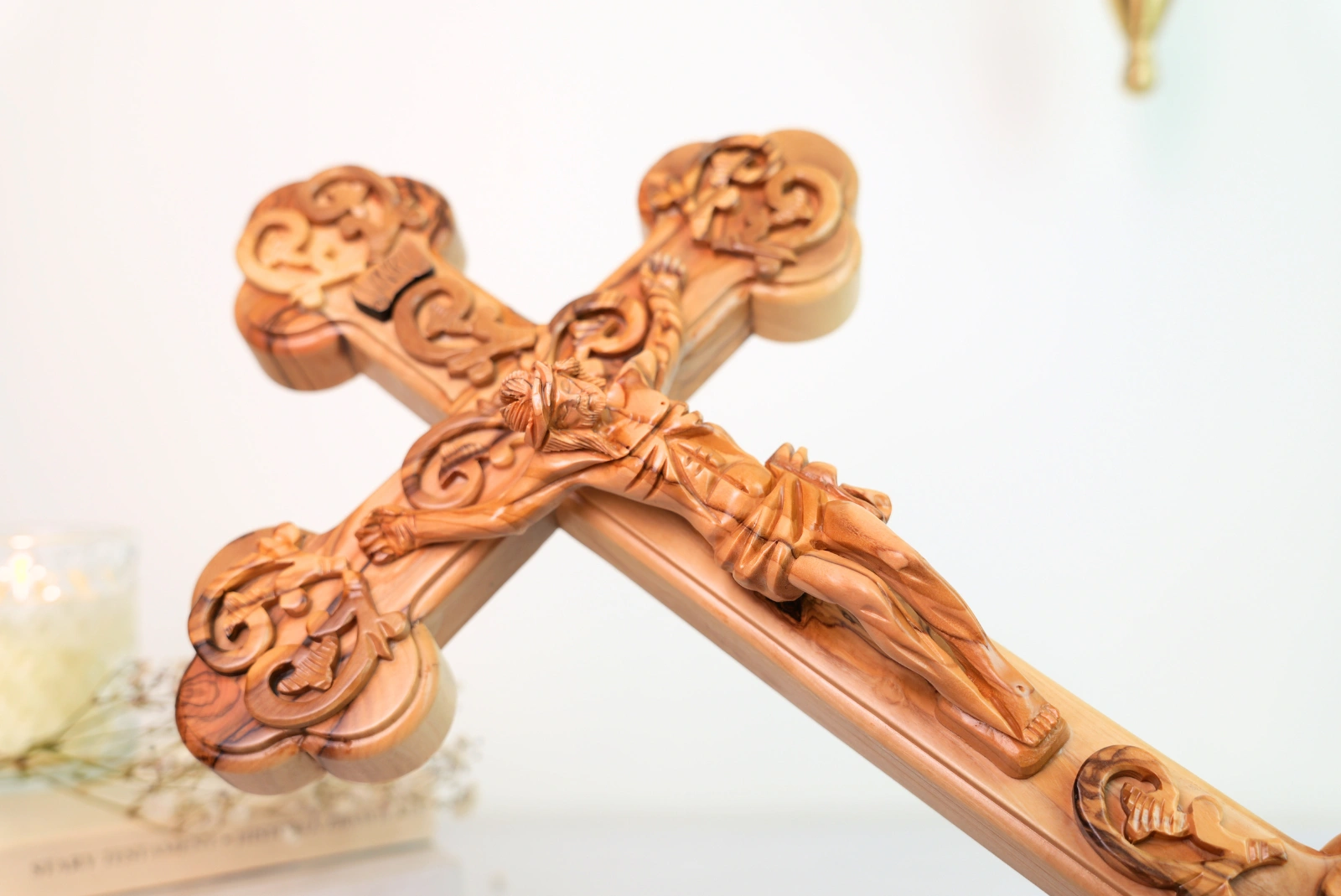 Krzyż z drzewa oliwnego duży, ozdobny 38,5 cm - obrazek 2
